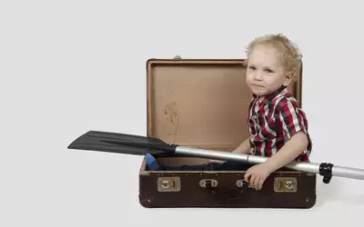 dziecko w walizce